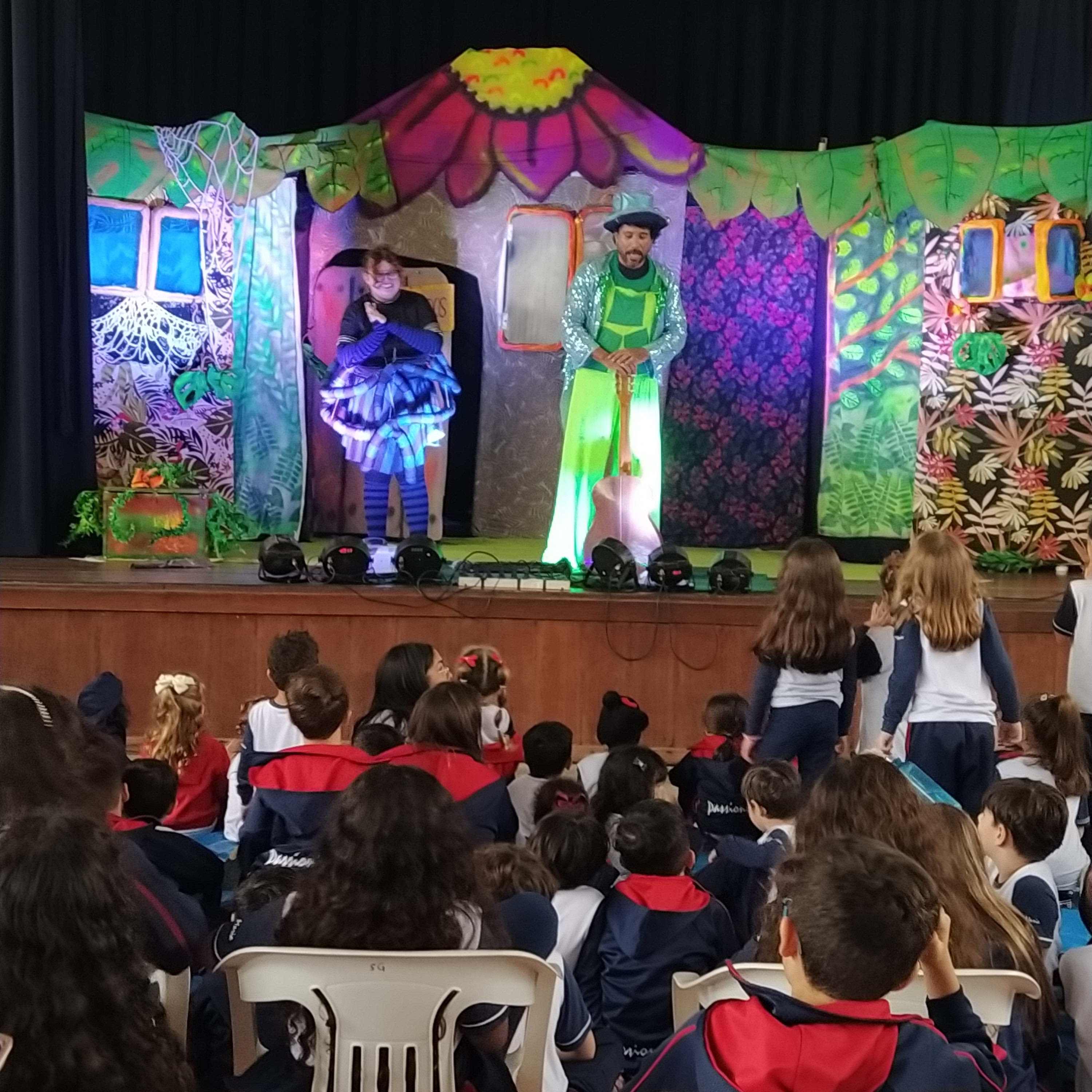 Pe�a Teatral - A cigarra e a formiga Col�gio Passionista Santa Maria