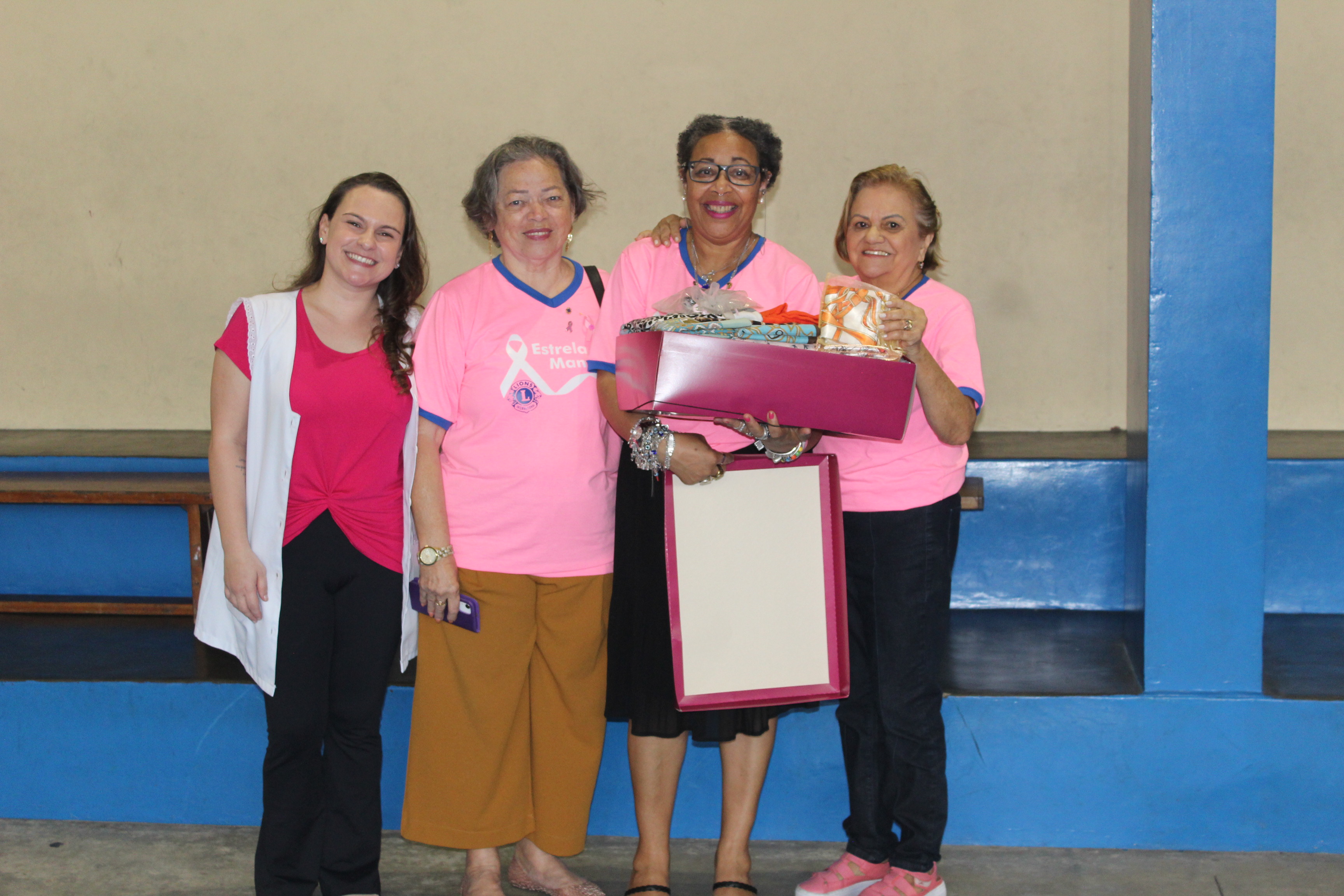 Entrega dos len�os para a ONG Estrela da Mama Col�gio Passionista Santa Maria