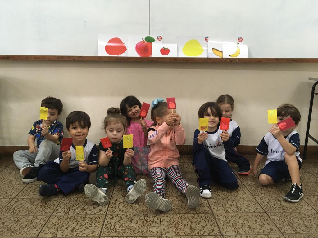 Apples and Bananas (collors: yellow and red) Col�gio Passionista Santa Maria