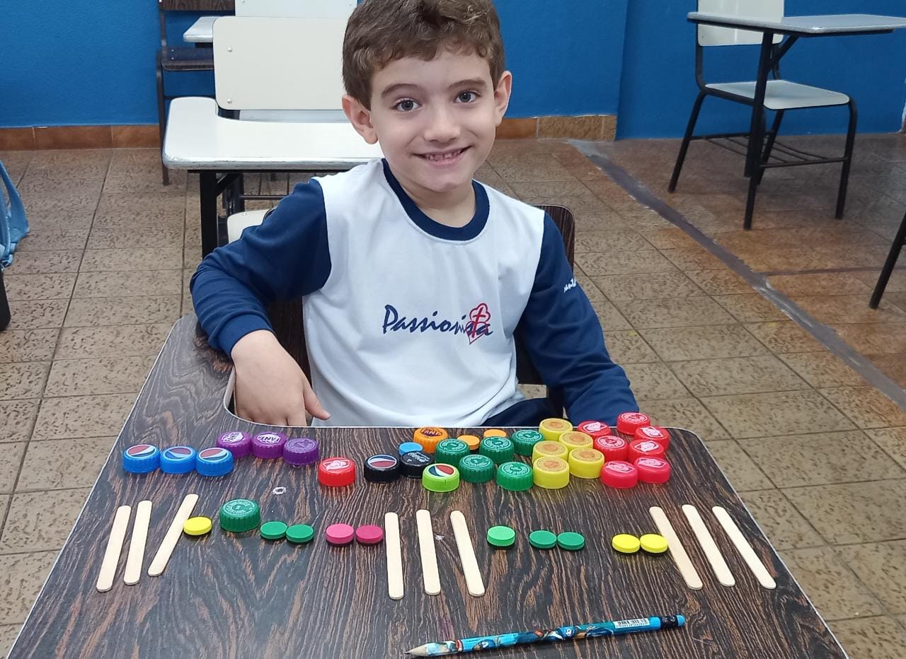 Formar sequ�ncias com materiais diversos (2� ano EF) Col�gio Passionista Santa Maria
